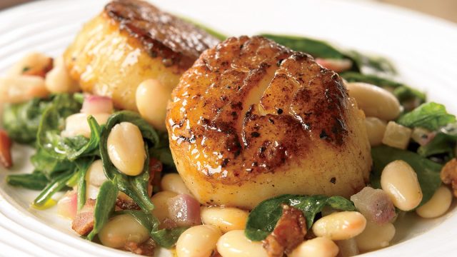 Paleo seared scallops with white beans and spinach