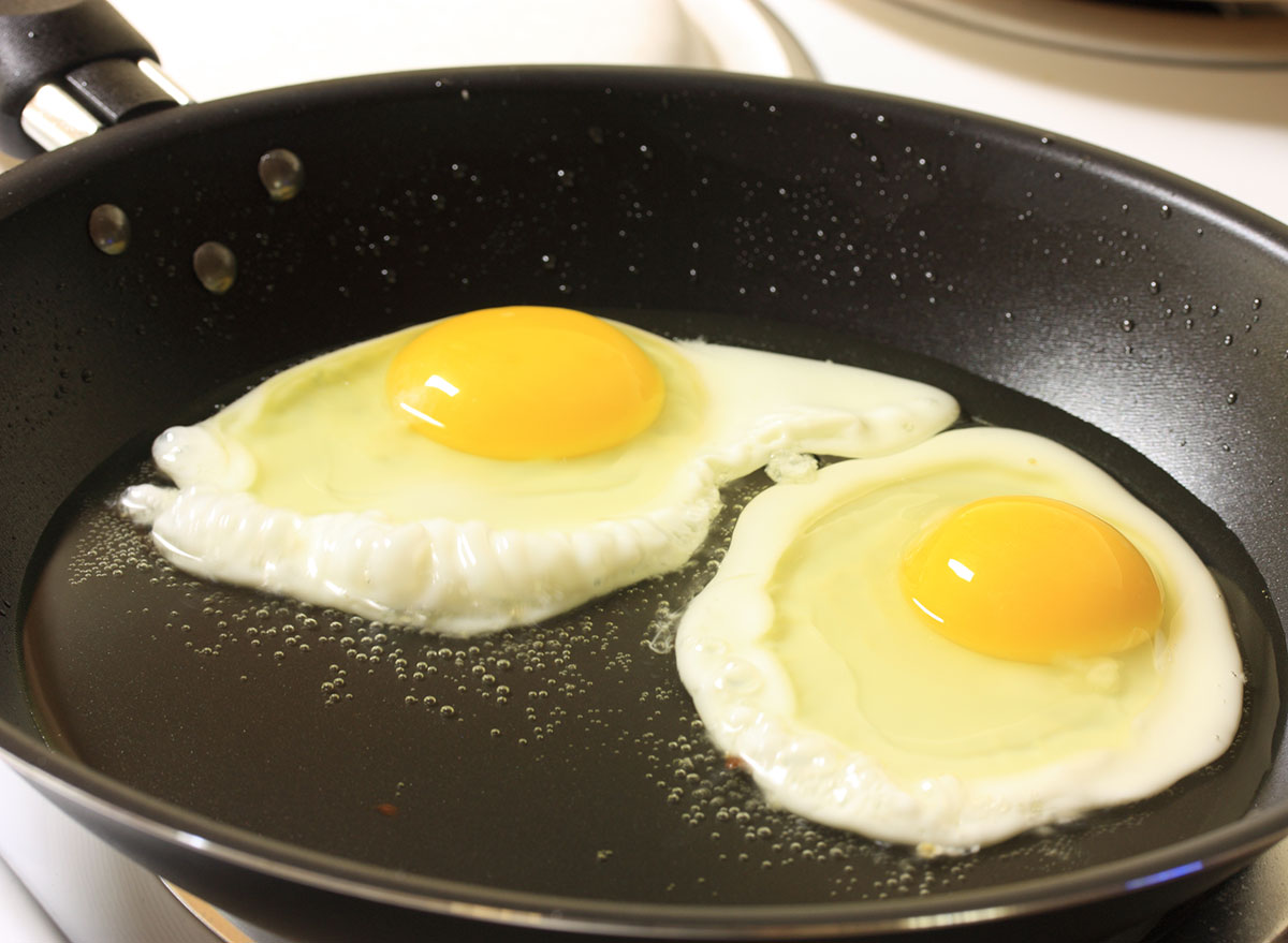 Frying eggs in pan