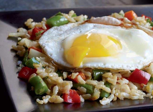 Vegetariški ￼kepti ryžiai su keptu kiaušiniu