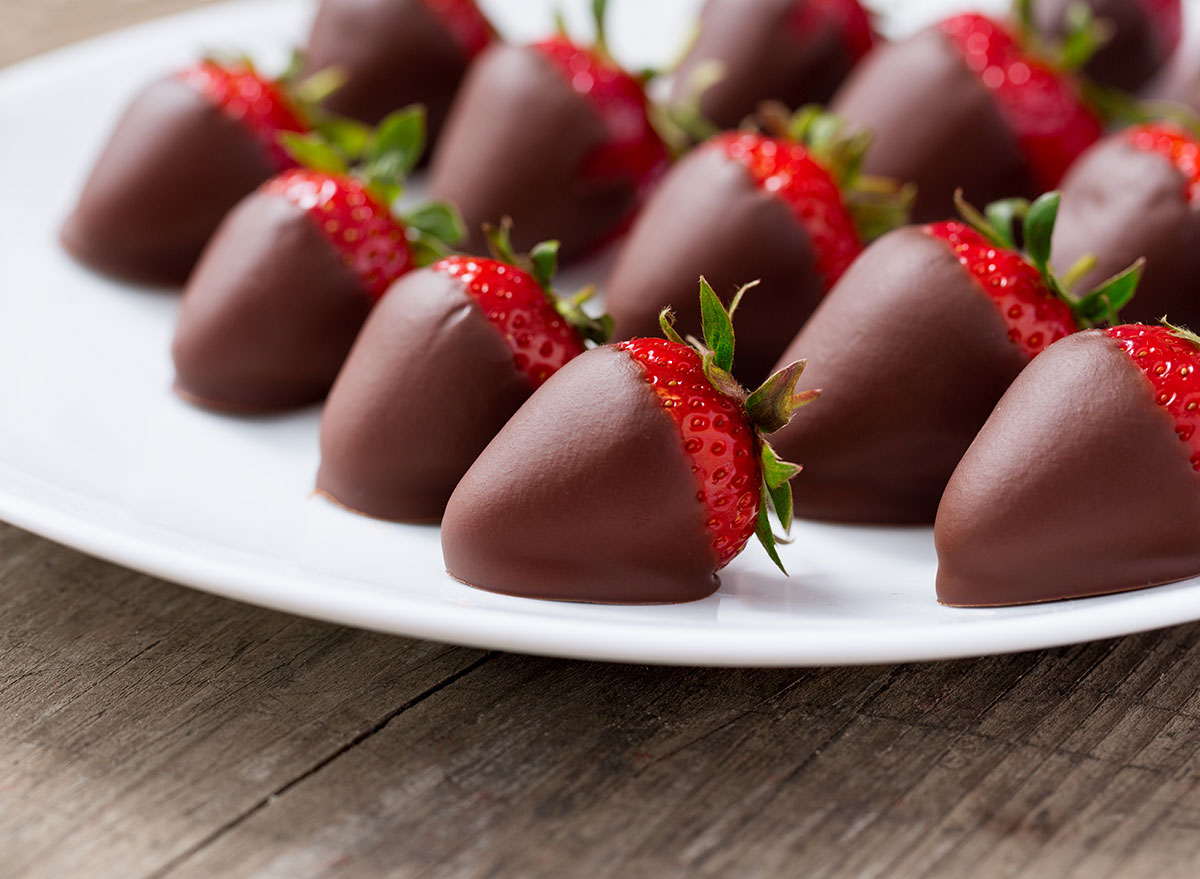 https://www.eatthis.com/wp-content/uploads/sites/4/2019/02/chocolate-covered-strawberries.jpg