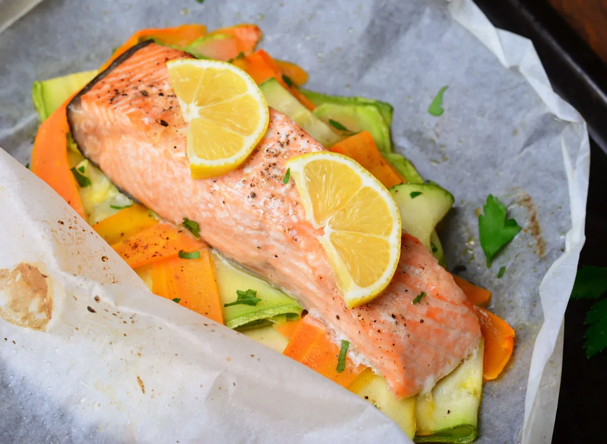 Salmon carrots zucchini parchment packet - endometriosis diet