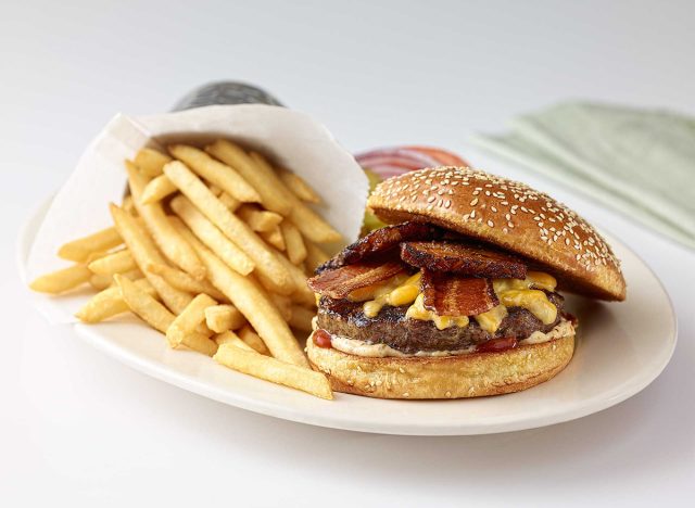 Cheesecake Factory Speck-Bacon-Cheeseburger-Teller mit Pommes