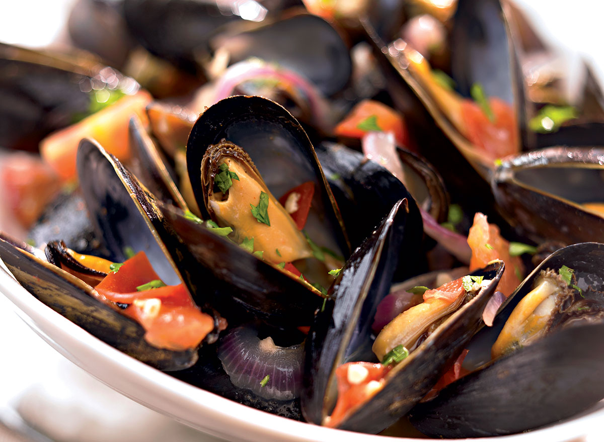 healthy mussels with garlic and white wine