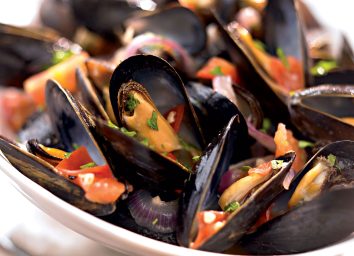 healthy mussels with garlic and white wine