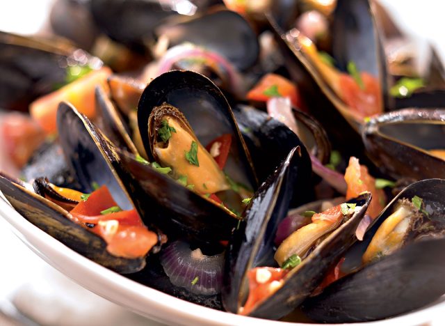 healthy mussels with garlic and white wine