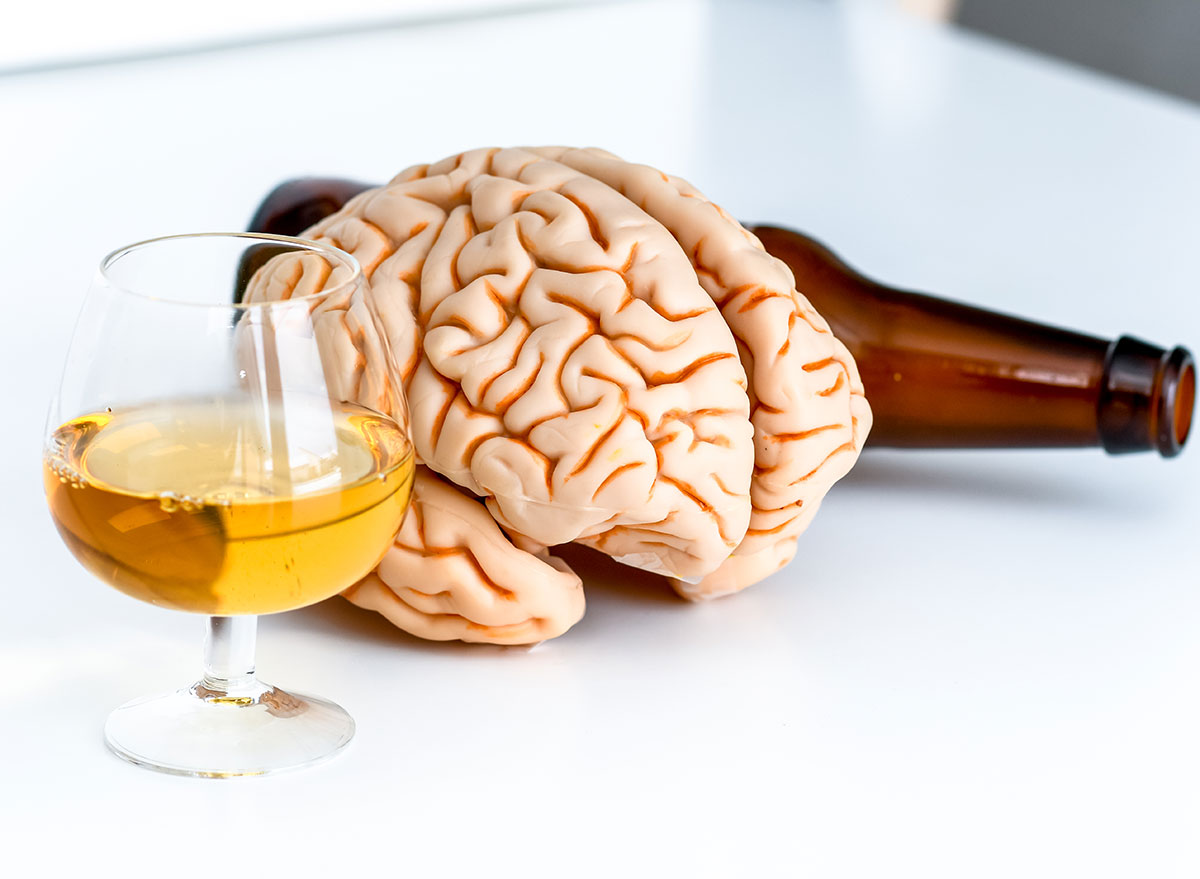 brain with beer and liquor - how does alcohol affect the brain