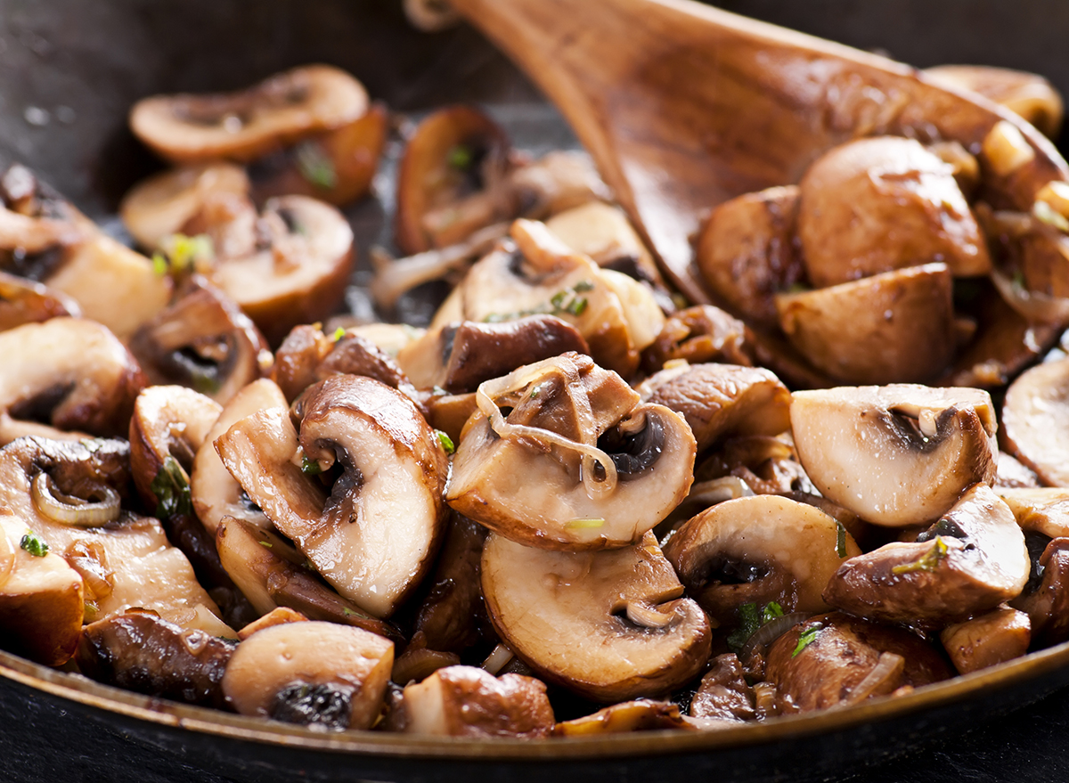 cipolle di funghi arrostiti in padella