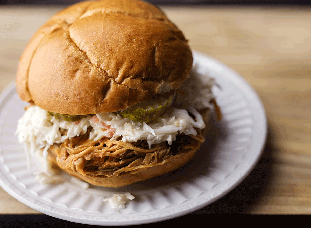 tennessee bbq sandwich coleslaw pickles