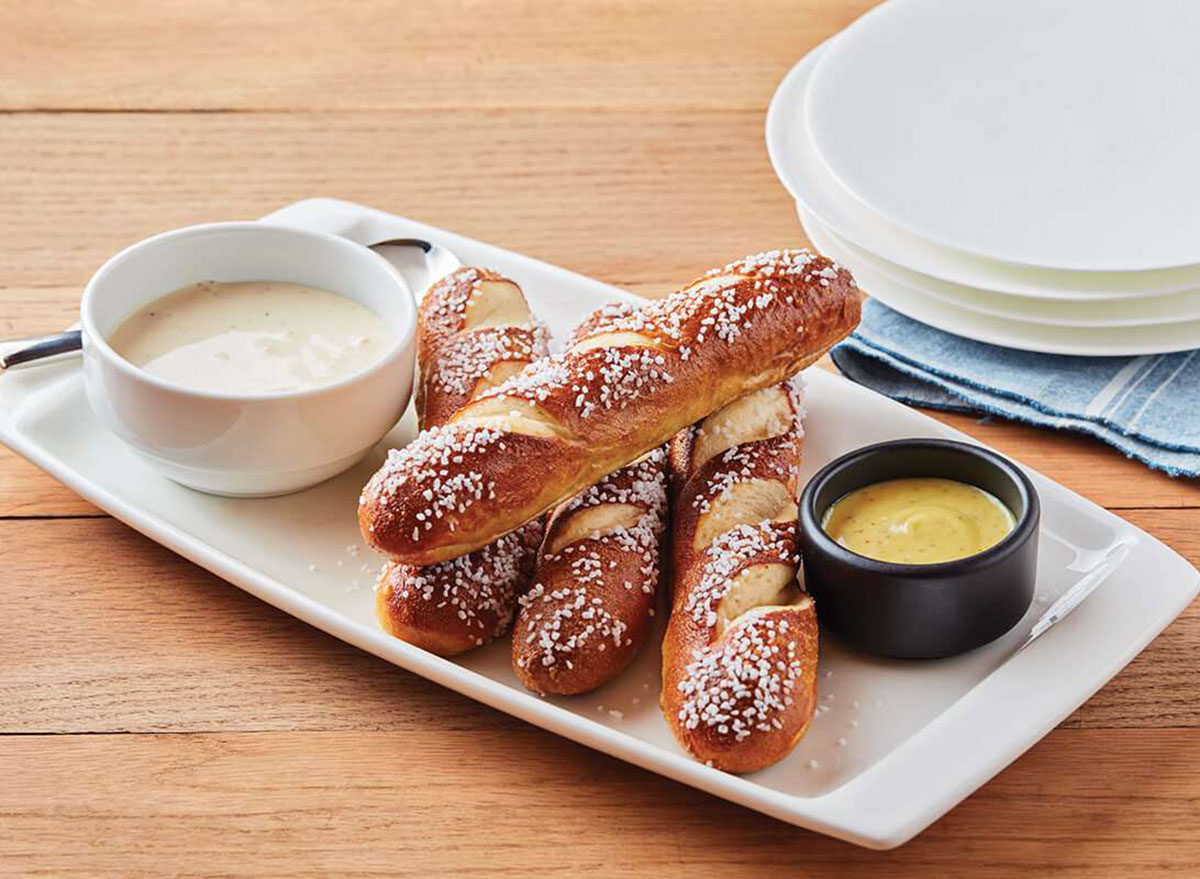 applebees brew pub pretzels beer cheese dip