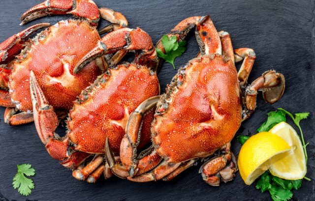 cooked crabs with lemon wedges