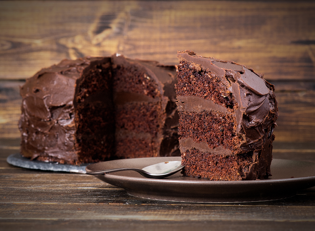 Devil&amp;#39;s Food Cake vs. Chocolate Cake: How They Differ - Eat This Not That