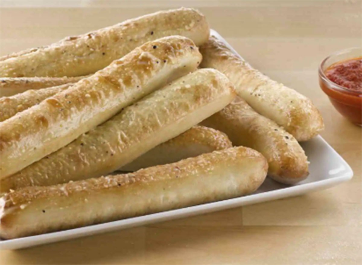 8 Restaurant Chains That Serve the Best Breadsticks