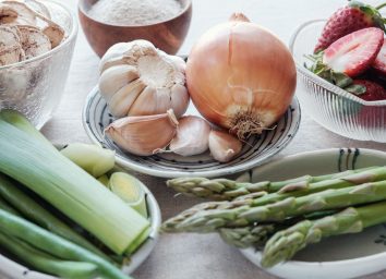 Prebiotic foods for gut health - asparagus leeks onion garlic strawberries bananas