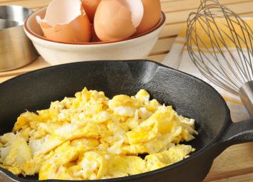 https://www.eatthis.com/wp-content/uploads/sites/4/2019/05/scrambled-eggs-in-cast-iron-skillet.jpg?quality=82&strip=all&w=354&h=256&crop=1