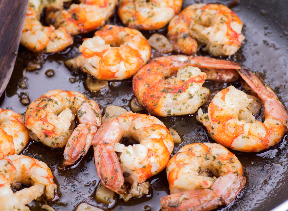 Seared garlic shrimp in pan - ovarian cancer diet