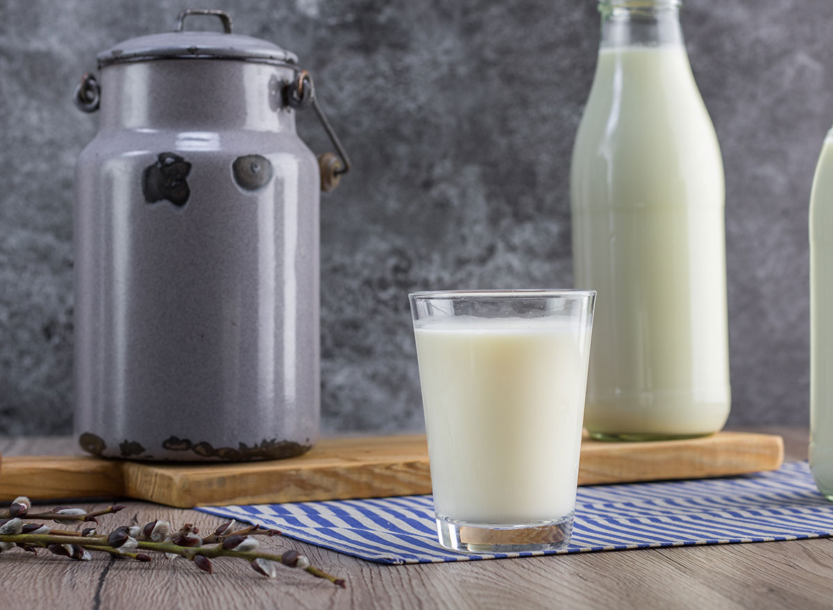 Photo timeline of raw milk vs pasteurized milk sitting at room temperature