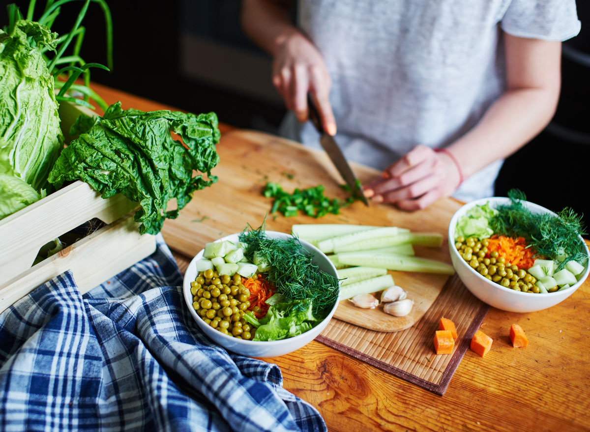 Kitchen Life Hack Video: Chop Vegetables With Pizza Cutter