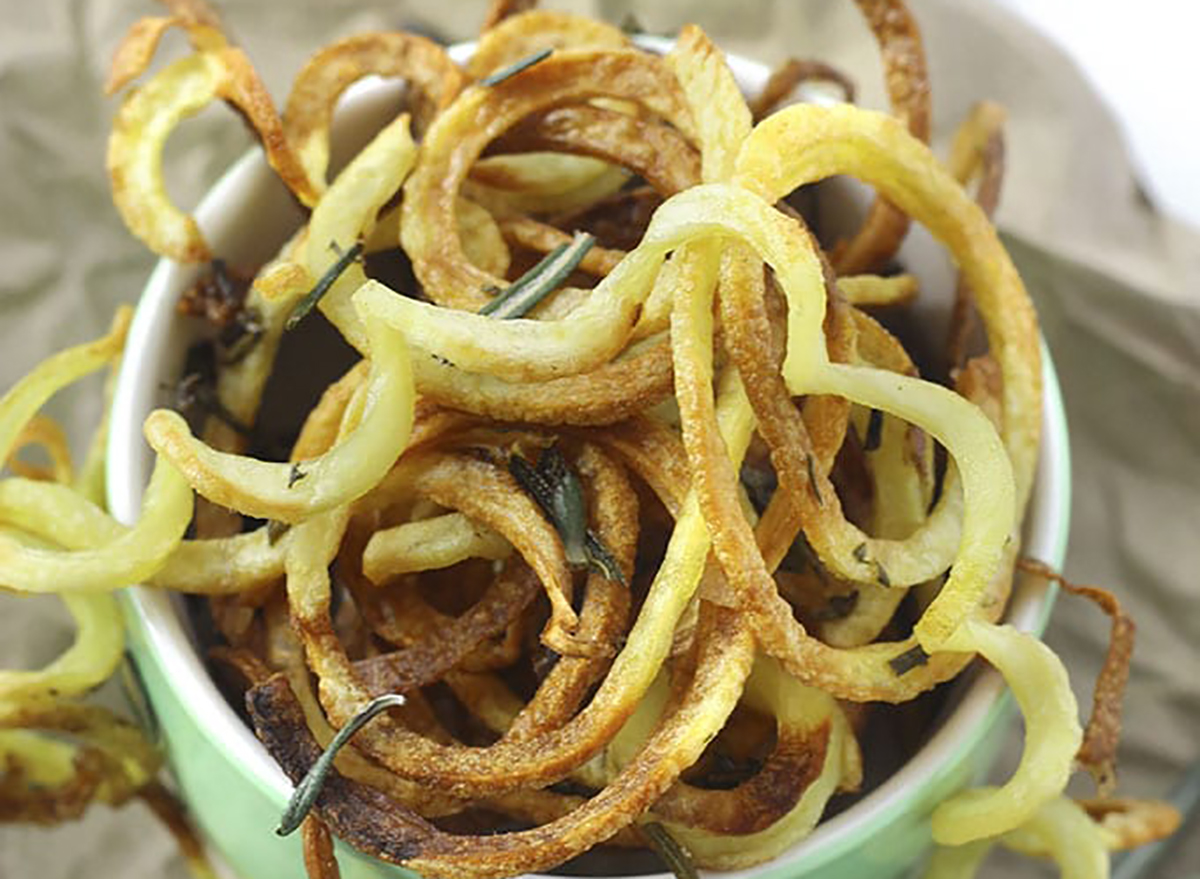 patatas fritas crujientes al horno y rizadas en espiral
