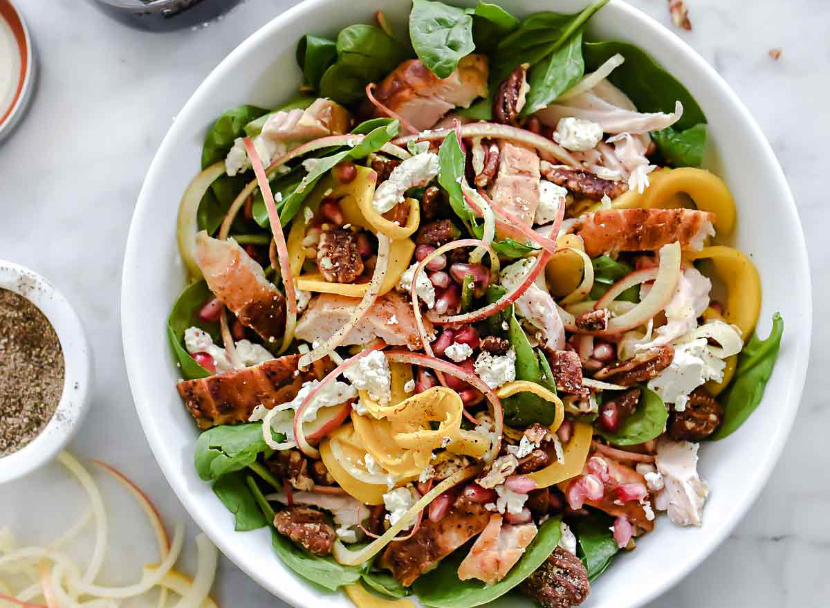 spinatsalat med kalkun og spiraliseret butternut-courgette med æbler i en skål