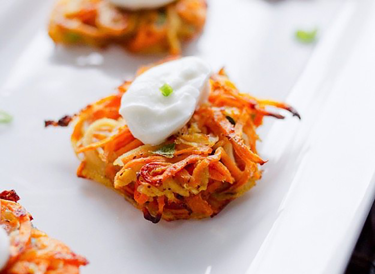 sød kartoffel og pastinak latke med creme fraiche og urter klar på en tallerken