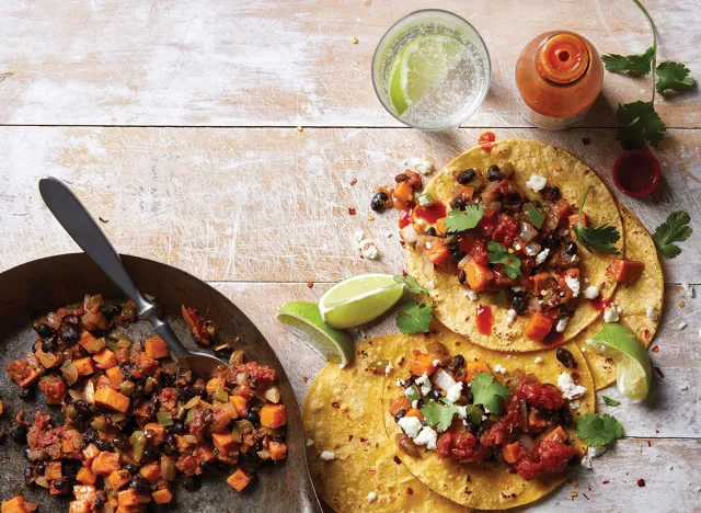 tacos med svarta bönor och sötpotatis