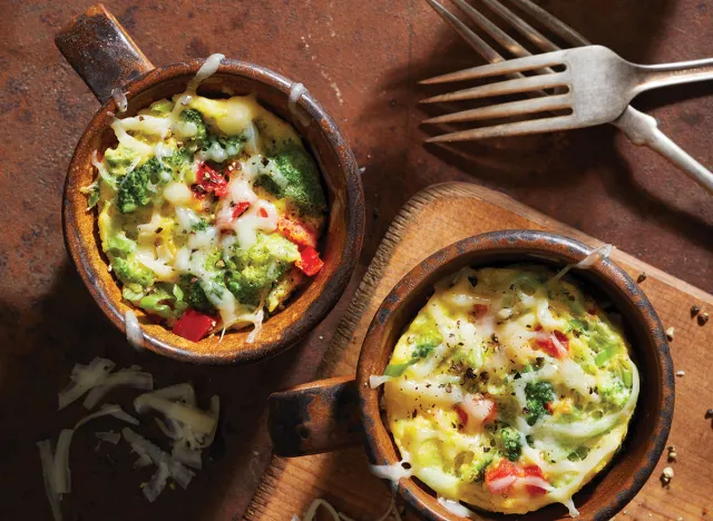 broccoli ost ägg i muggar med gafflar