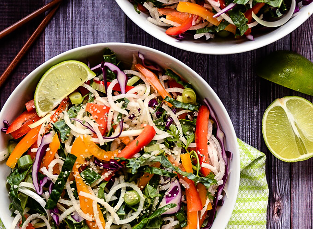 farverig jicama nudelsalat med cremet tahini ingefær dressing vegansk
