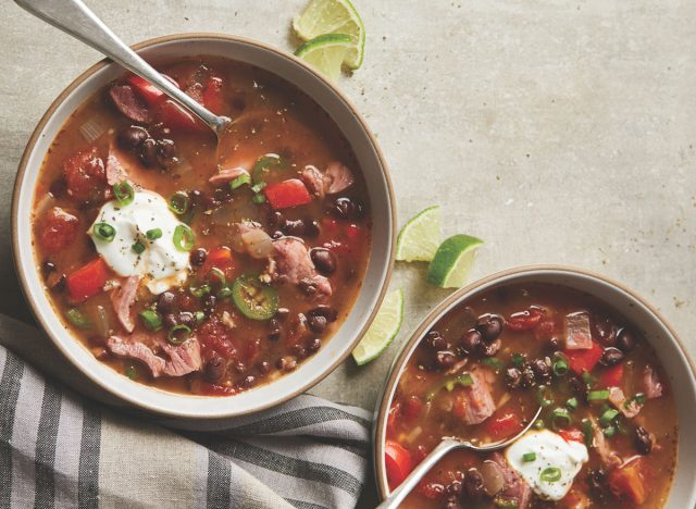 Sopa cubana de tomate y frijoles negros