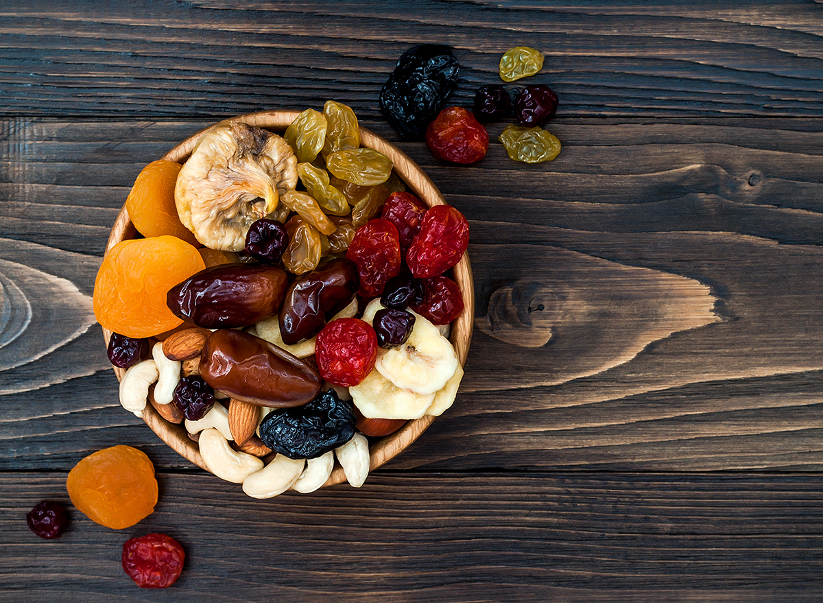 noci di frutta secca in ciotola di legno