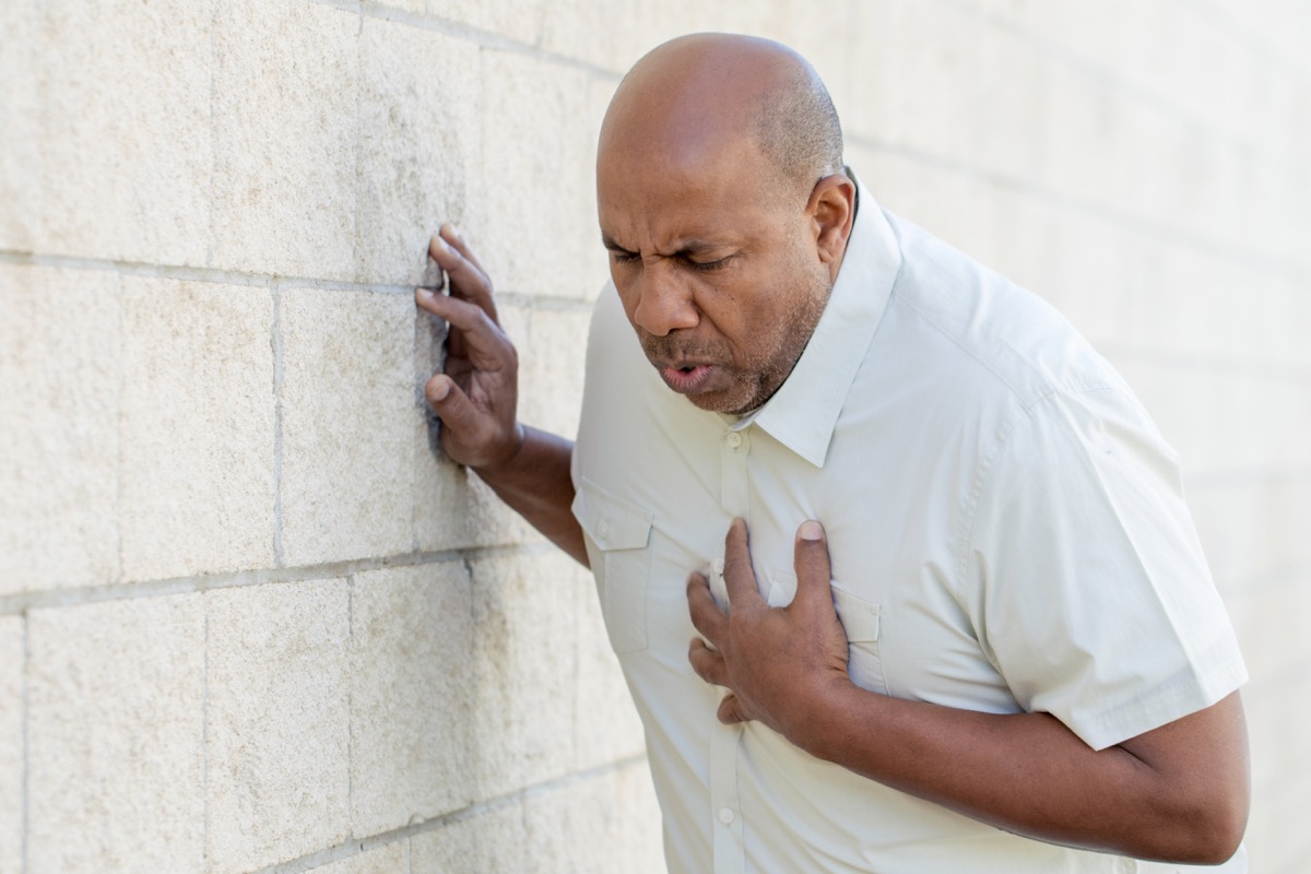 Hombre que sufre un ataque al corazón