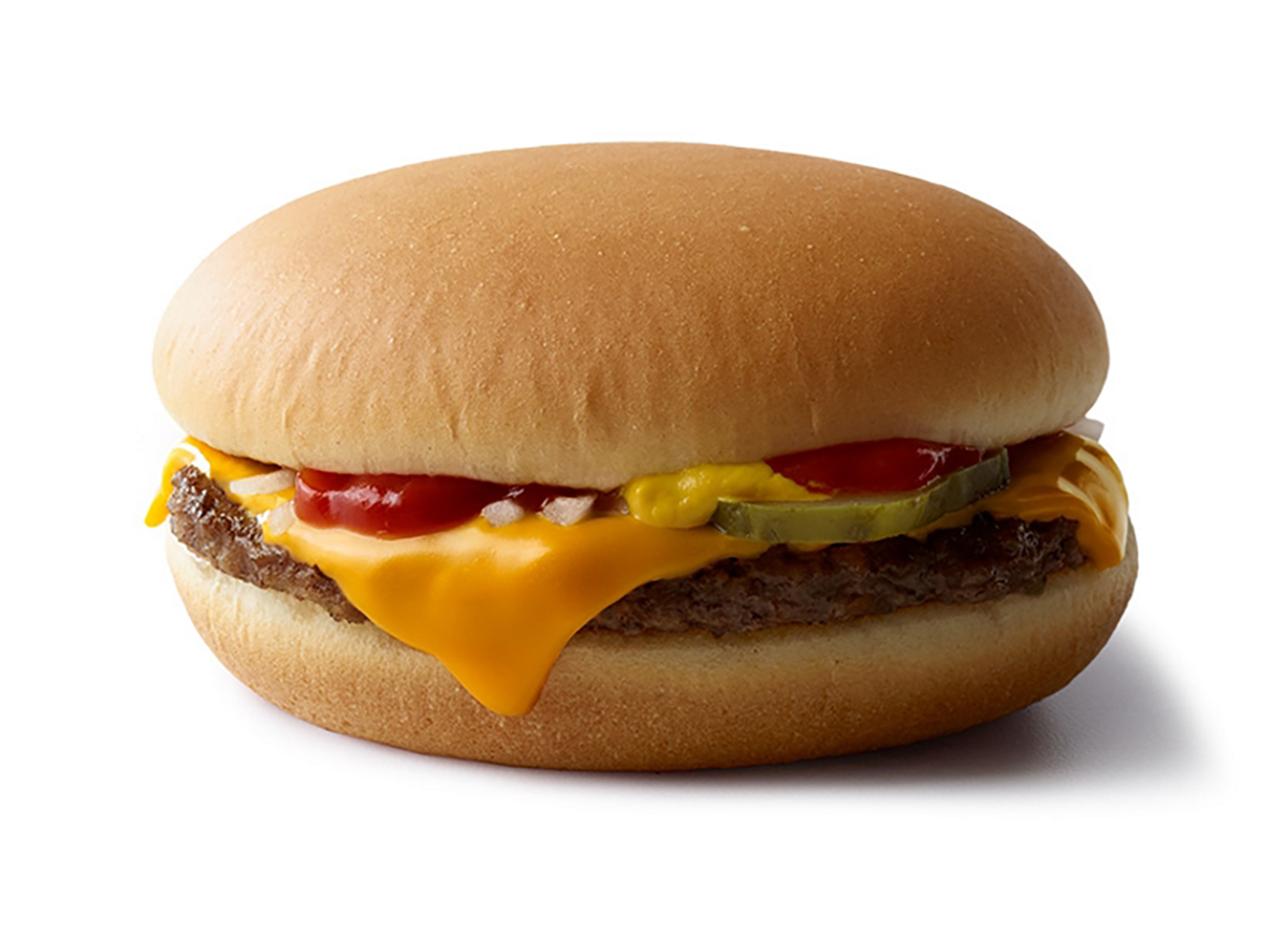 hamburguesa con queso mcdonalds sobre fondo blanco