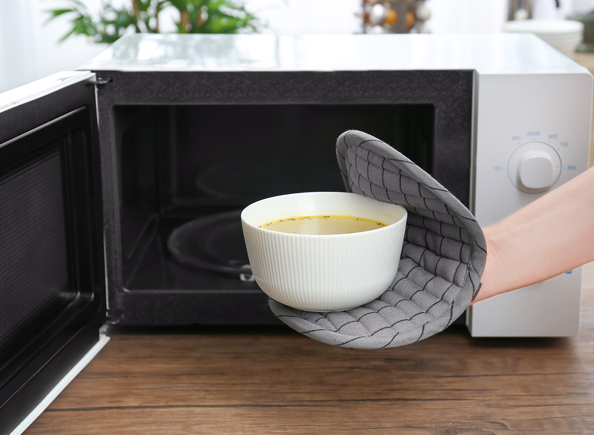 8 mistakes people make when using a microwave