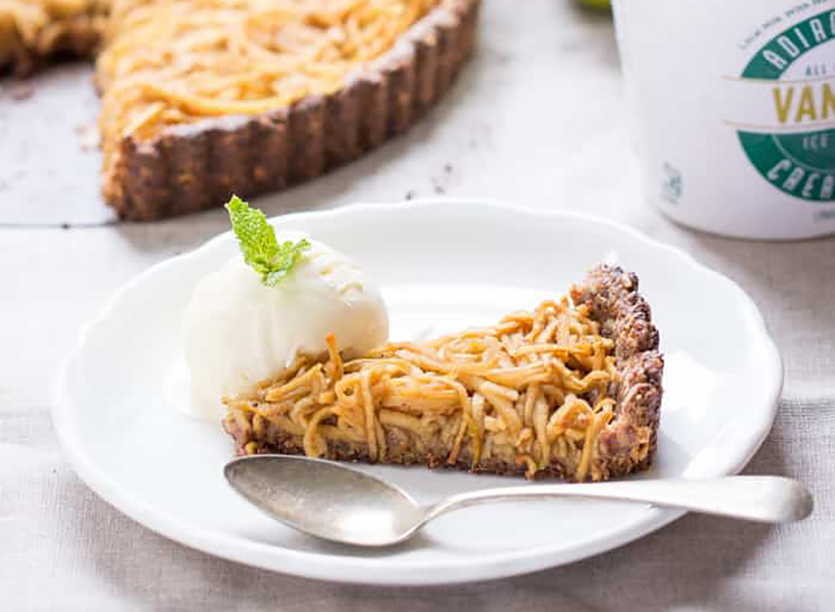  tarte aux pommes en spirale sur une croûte de quinoa servie avec de la crème glacée 