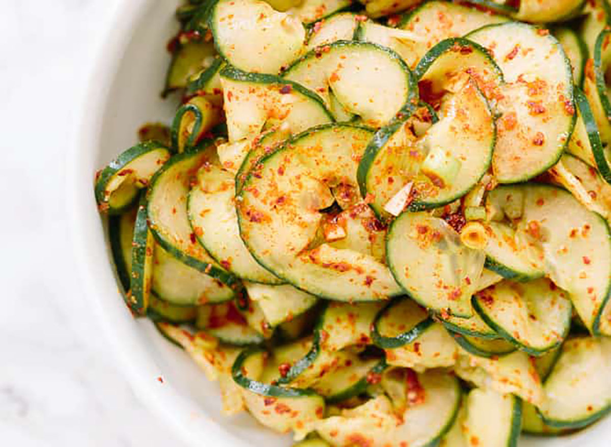 spiraliseret agurk kimchi i en skål