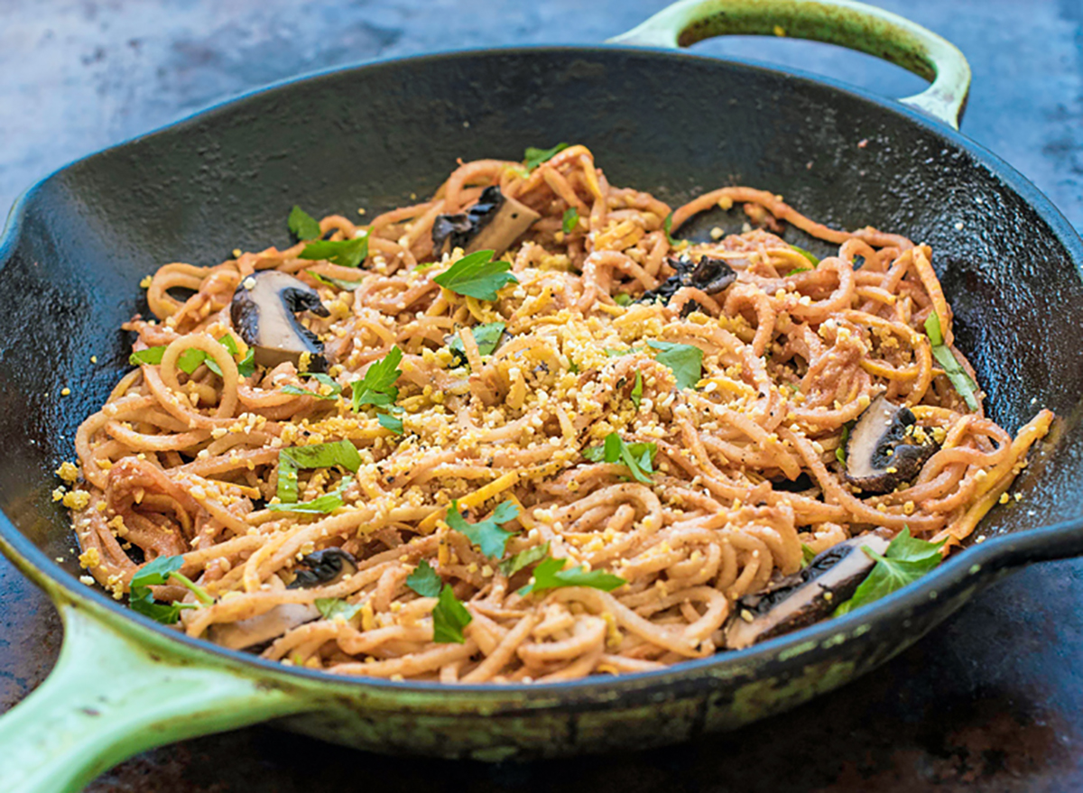 spiralisert kohlrabi og sommer squash spaghetti i en stor skillet