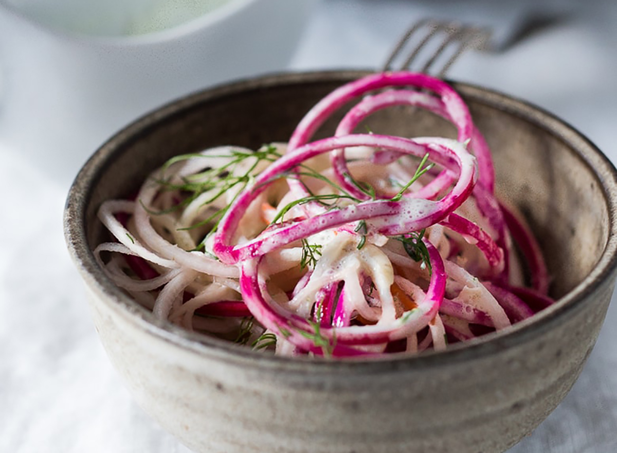 blandede spiraliserede grøntsager kohlrabi rober radiser gulerødder rødbeder med yoghurt sauce