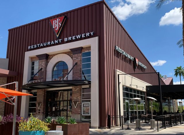 BJs brewery and restaurant exterior 