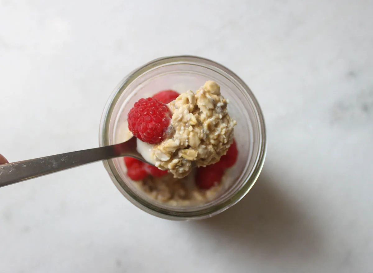löffel Erdnussbutter Overnight Oats über ein Glas