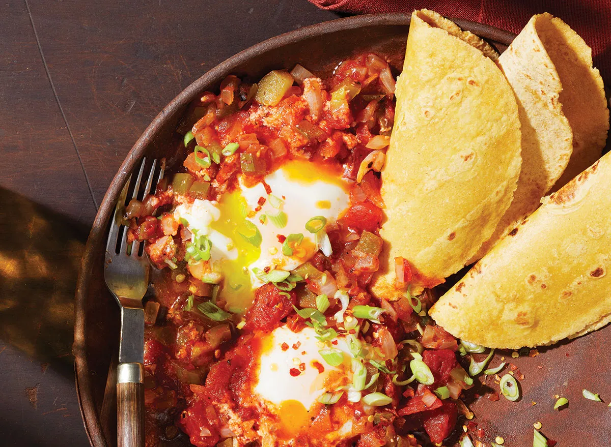 Eier Diablo mit Taco-Schalen in der Pfanne