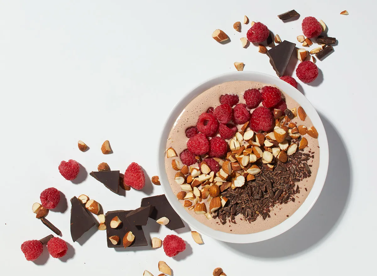 mexikanische Schokoladen-Smoothie-Bowl mit Himbeeren und gehackter Schokolade