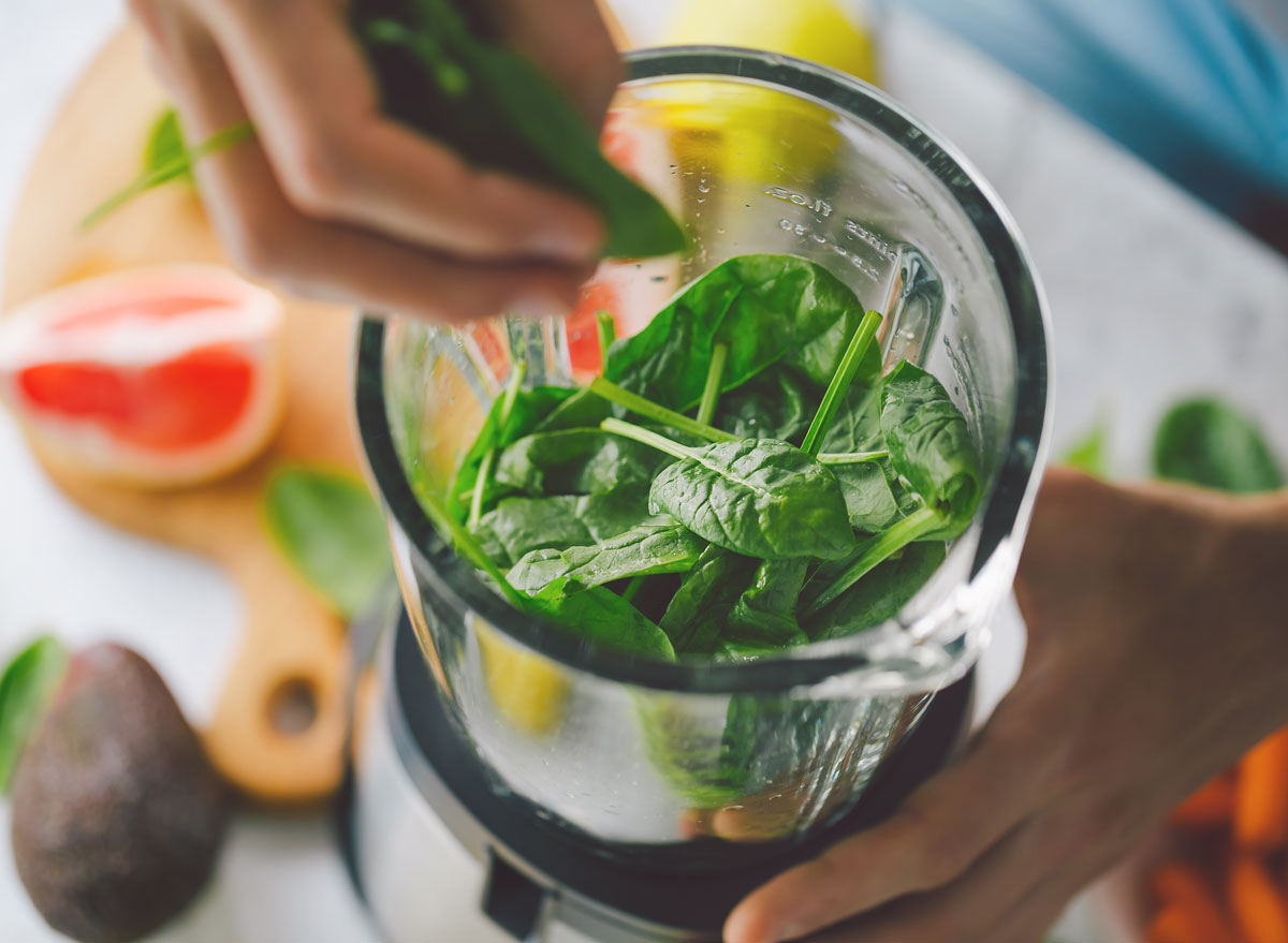 Mettere gli spinaci nel frullatore per frullato