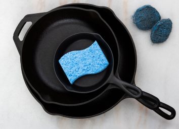 https://www.eatthis.com/wp-content/uploads/sites/4/2019/08/clean-cast-iron-skillet.jpg?quality=82&strip=all&w=354&h=256&crop=1
