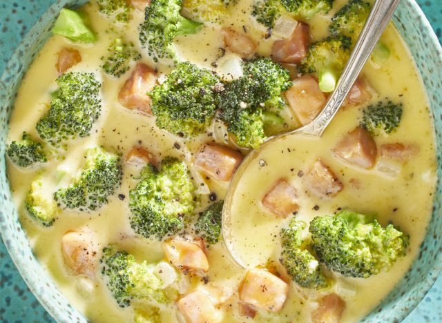 zuppa di broccoli con prosciutto cheto