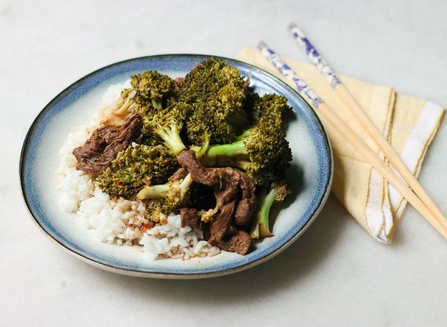 Comida de carne de res y brócoli sobre arroz