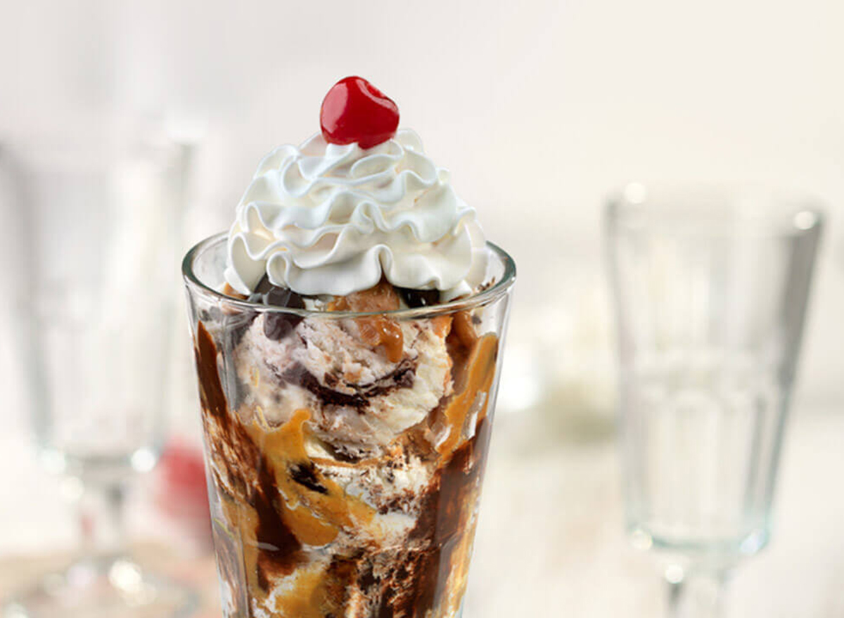 friendly's hunka chunka Peanut butter fudge sundae