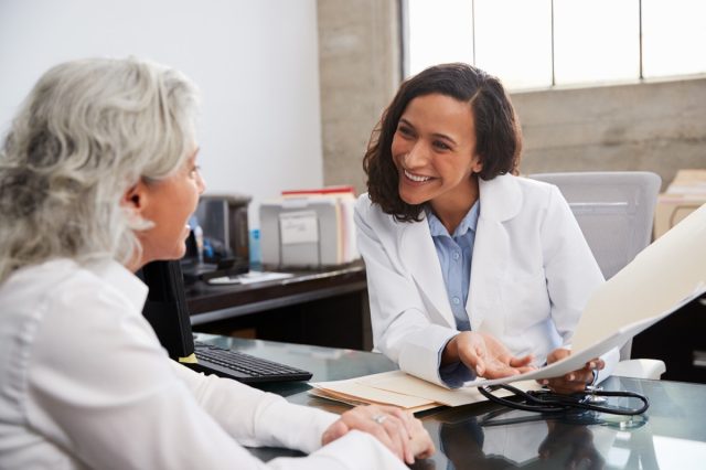 doctora en consulta con un paciente mayor