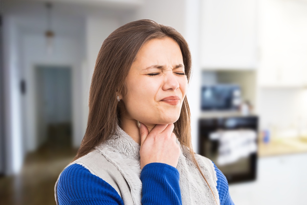 woman experiencing strong throat ache