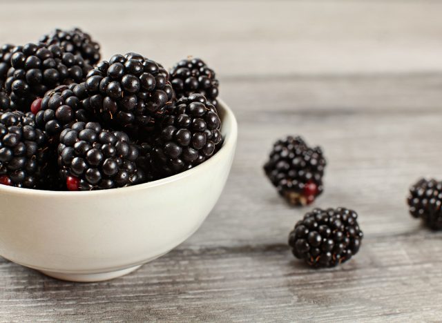 blackberries in white bowl