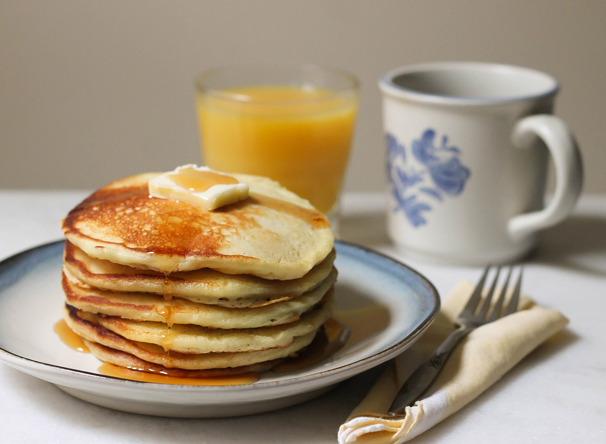  Recette de crêpes Copycat cracker barrel pour le petit déjeuner avec du beurre et du sirop 