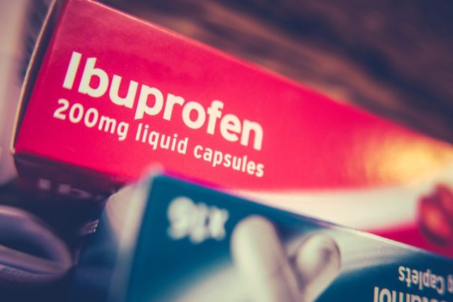 Cajas de analgésicos recetados ibuprofeno